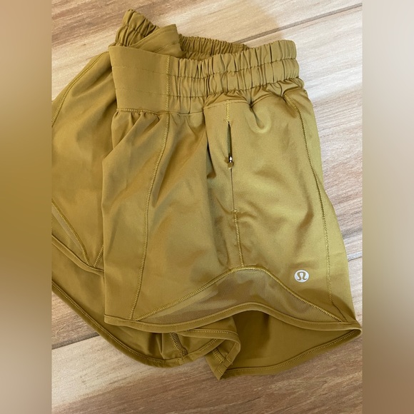 New without tags  Lululemon Athletica  Hotty Hot Low Rise Short size 2 - Picture 3 of 10